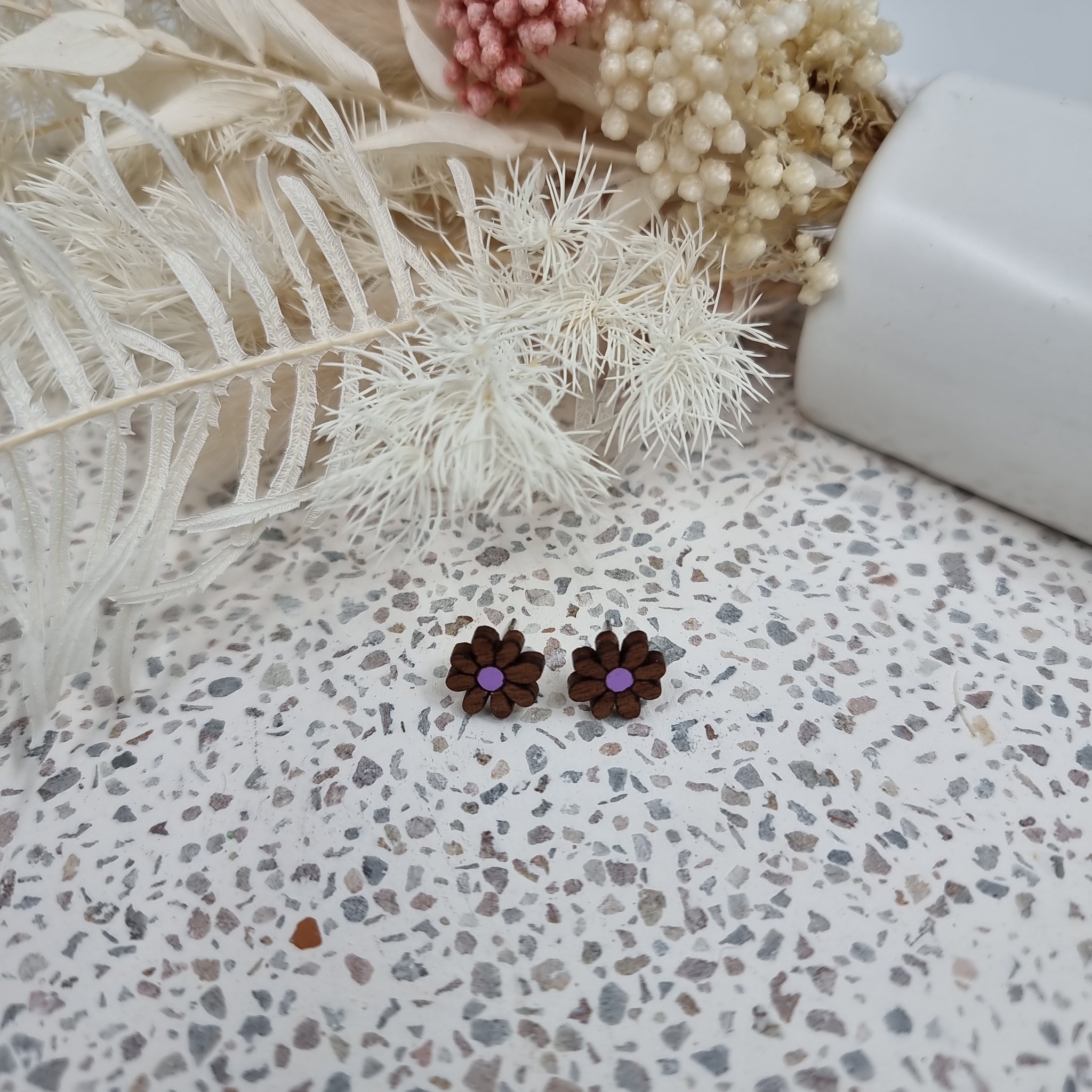 Little wooden daisy studs