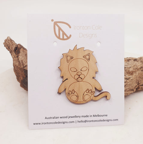 Different animal wooden brooches