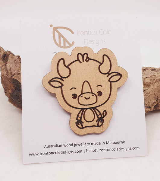 Different animal wooden brooches