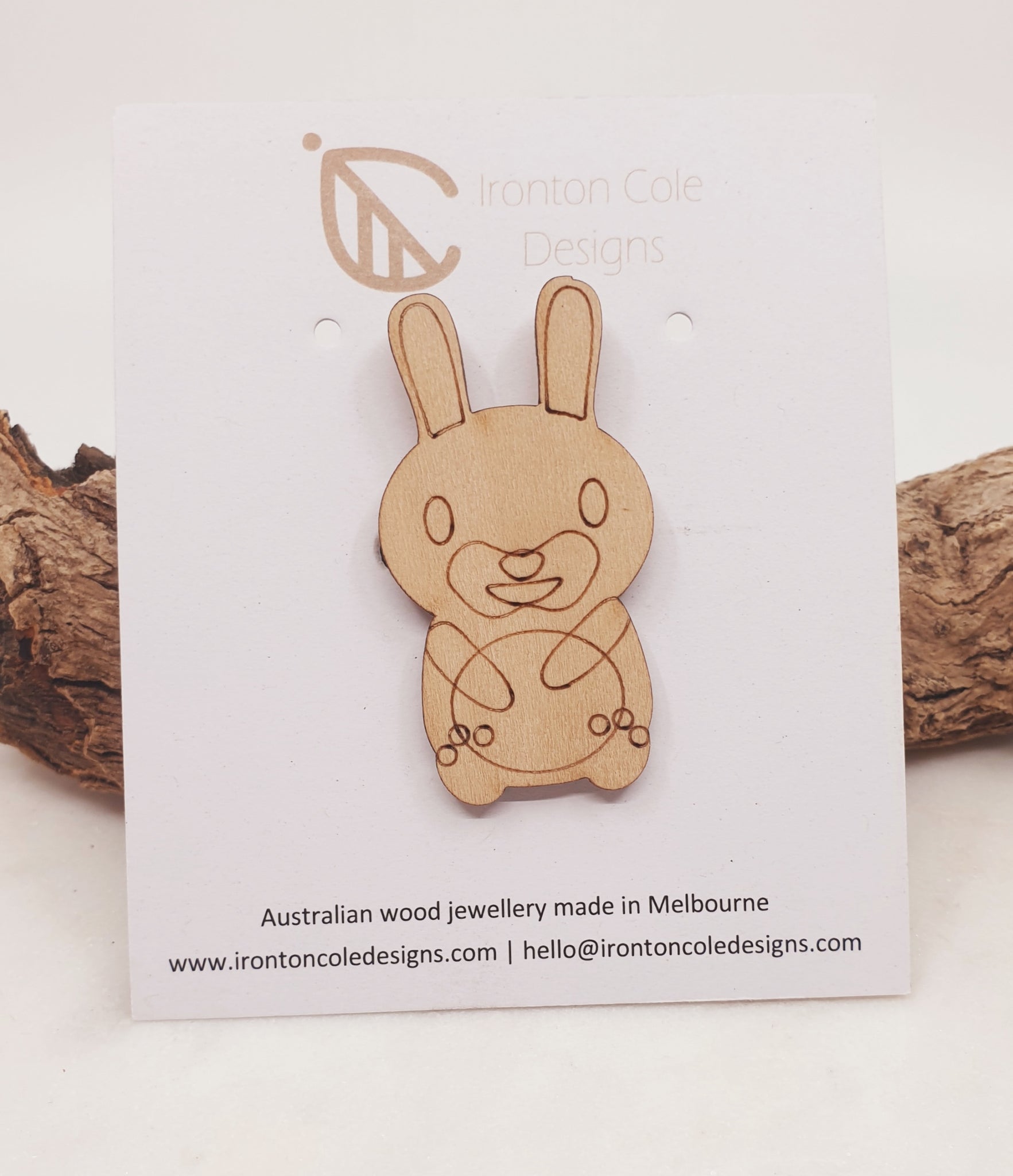Different animal wooden brooches