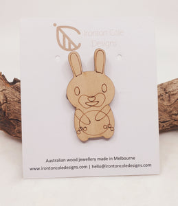 Different animal wooden brooches
