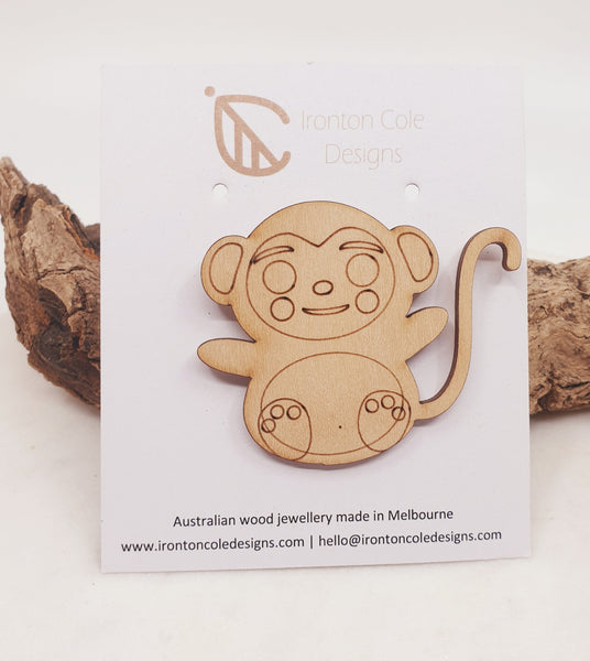 Different animal wooden brooches